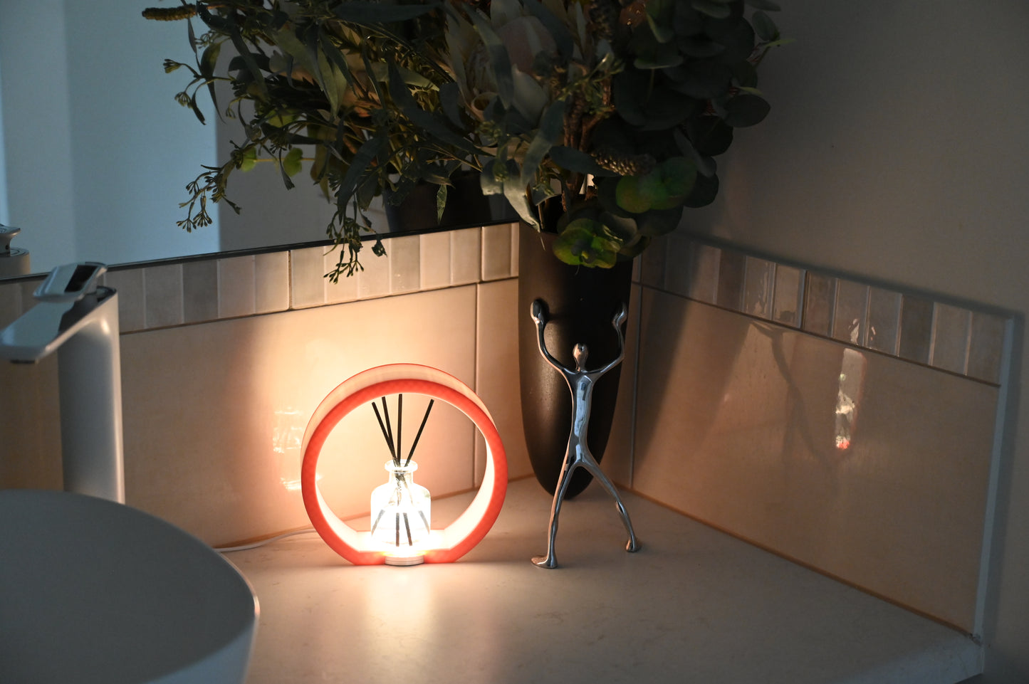 Round stylish diffuser lamp