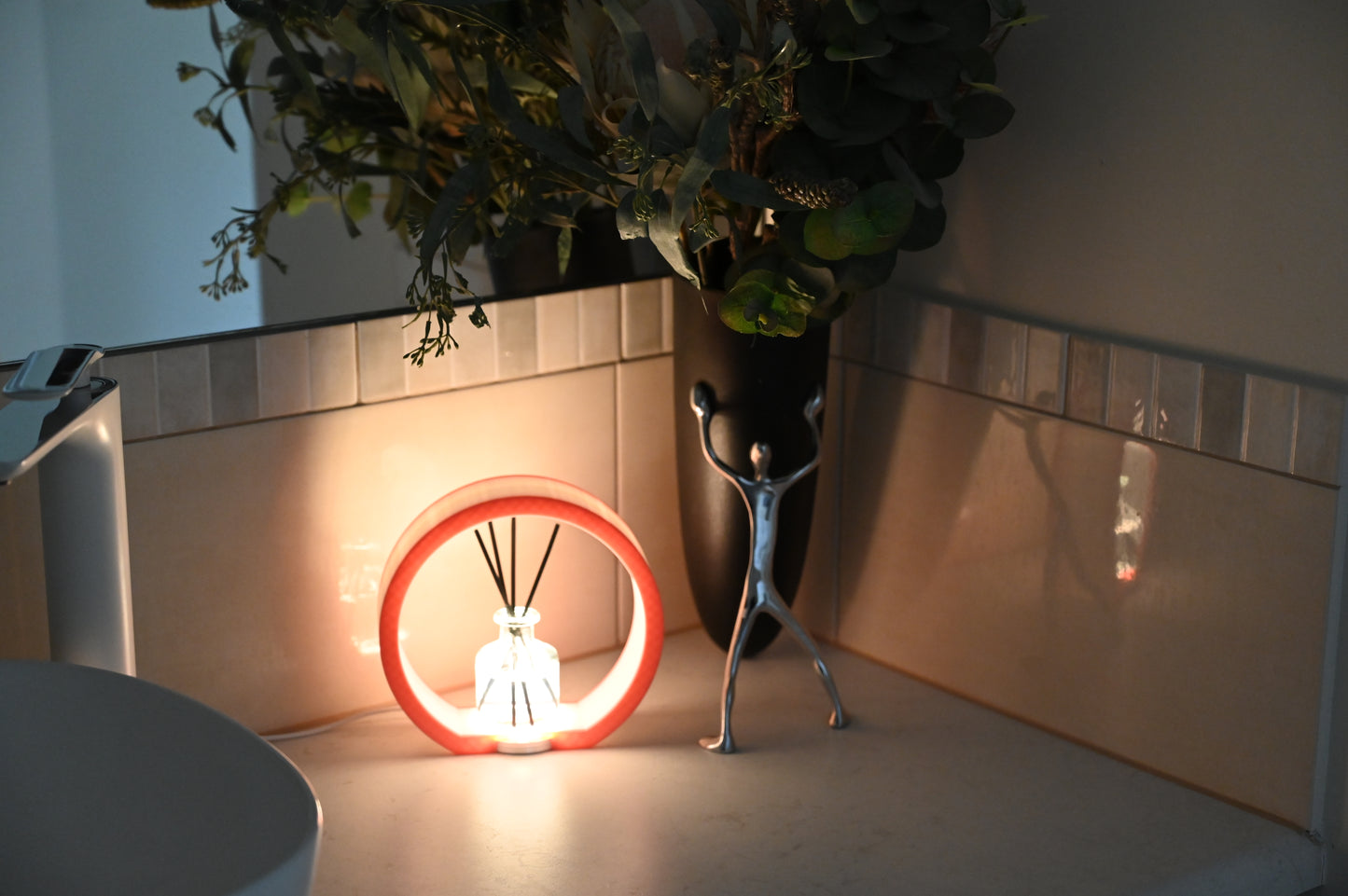 Round stylish diffuser lamp